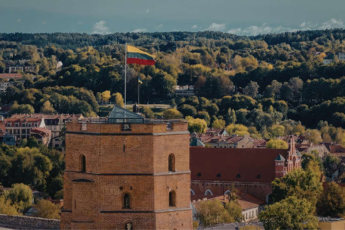 Lá cờ Litva tung bay trên khu phố cổ.