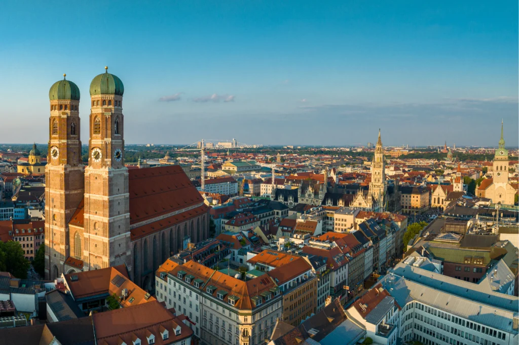 Tên gọi München xuất phát từ từ tiếng Đức cổ "Munichen", có nghĩa là "của các nhà sư". Đây là lý do trên huy hiệu của thành phố có hình ảnh một tu sĩ nhỏ (được gọi là Münchner Kindl).