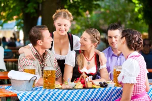Trang phục truyền thống (Lederhosen cho nam và Dirndl cho nữ) không bắt buộc nhưng sẽ giúp bạn hòa nhập cực nhanh với những lễ hội bia sôi động tại Đức.