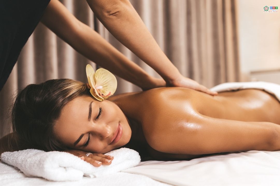 Nhân viên massage chính quy làm việc tại Singapore
